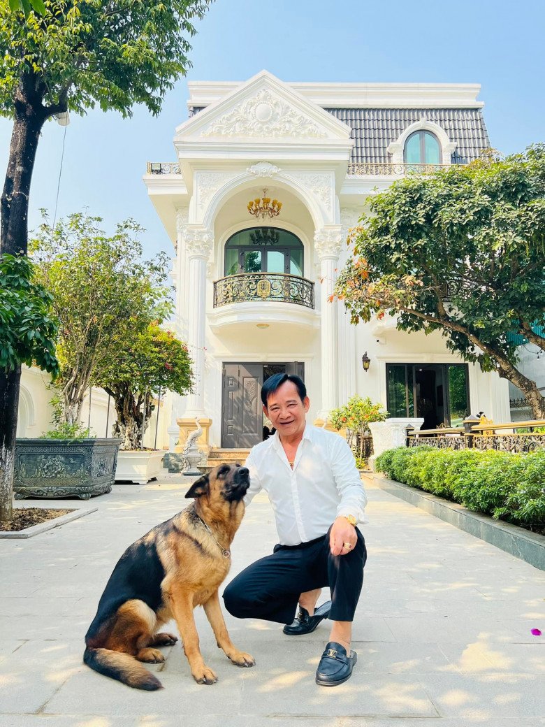 Căn biệt thự mang phong cách cổ điển, rộng tới 1.000m2 là thành quả sau những năm tháng miệt mài làm việc của Quang Tèo và sự hy sinh của vợ.