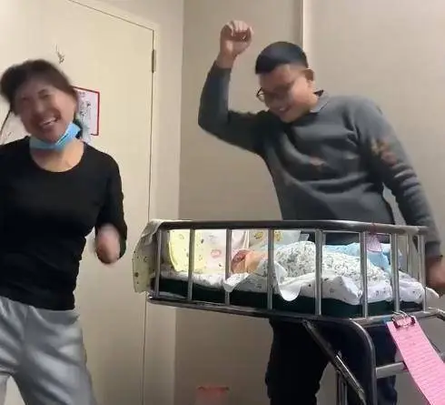 Ông bố mừng hơn nhặt được vàng khi biết vợ mình sinh được nàng công chúa.