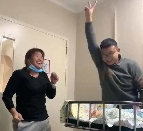 Mọi hành động đã thể hiện thay lời nói của ông bố khi gặp con gái.