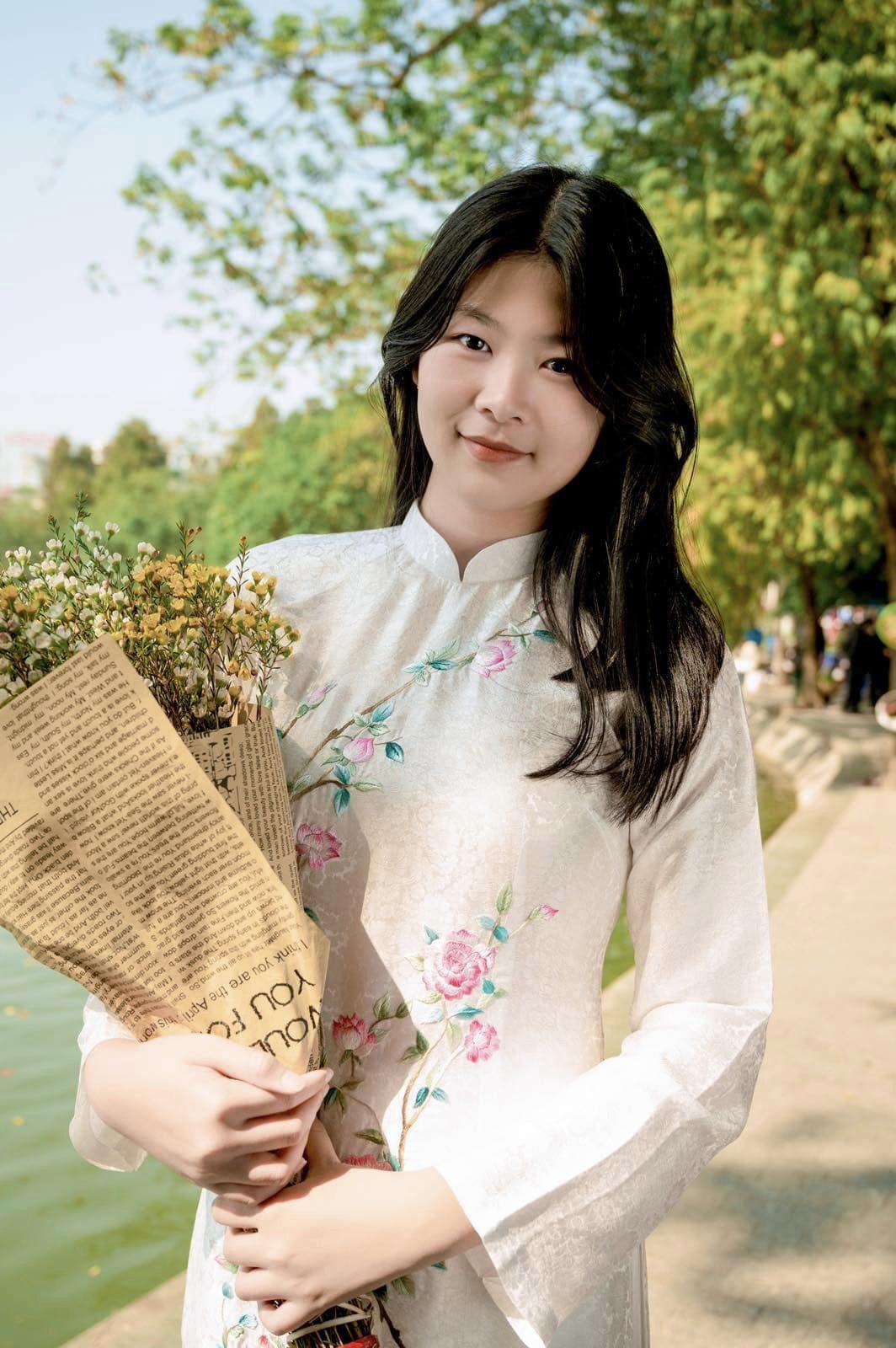 Cô bé cũng có lòng nhân ái khiến nhiều người yêu mến.