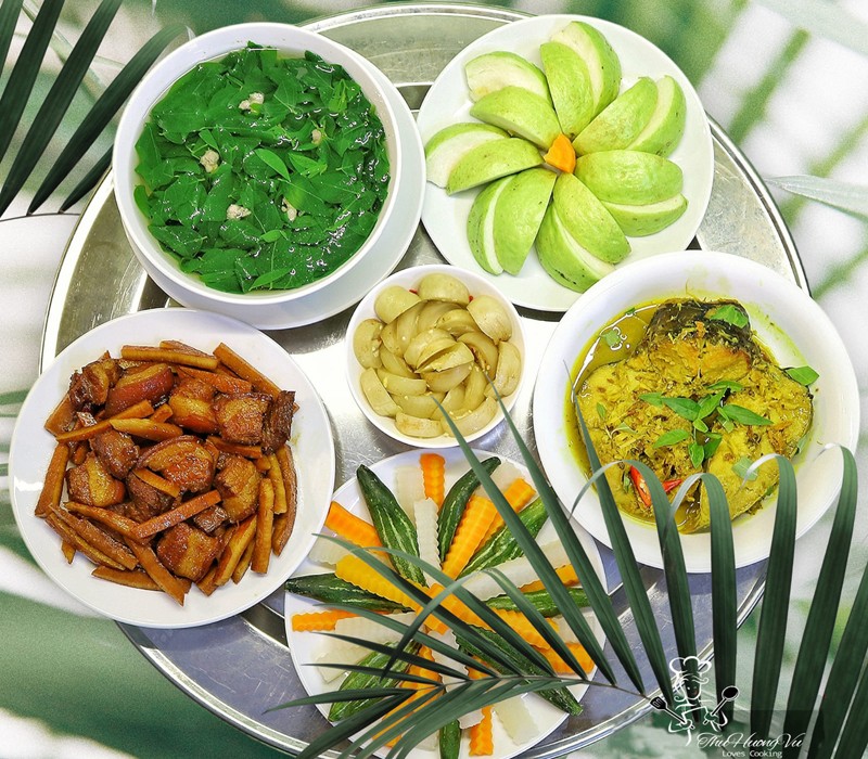 Thịt kho, rau củ luộc, canh rau ngót, cá kho, cà dầm.
