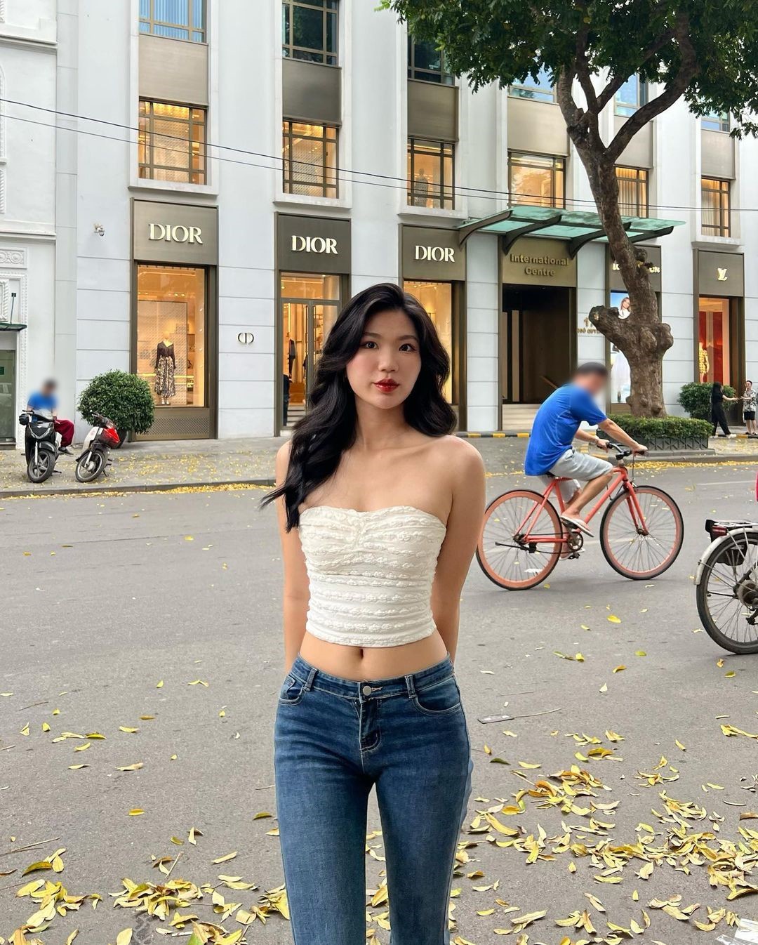 Danh tính cô gái mặc khoe body trên đường phố Hà Nội khiến nhiều người phải ngoái nhìn - 3
