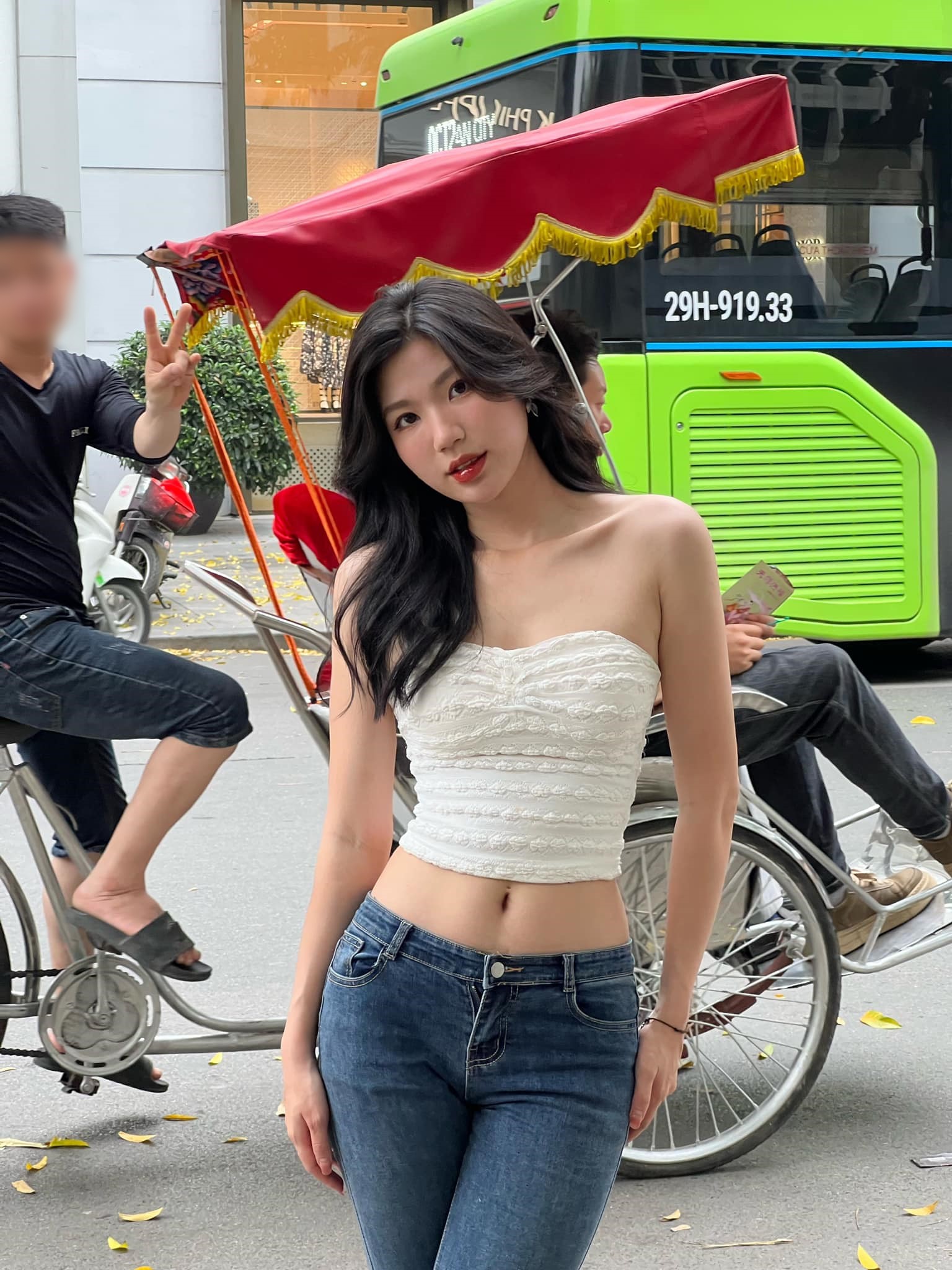 Danh tính cô gái mặc khoe body trên đường phố Hà Nội khiến nhiều người phải ngoái nhìn - 5