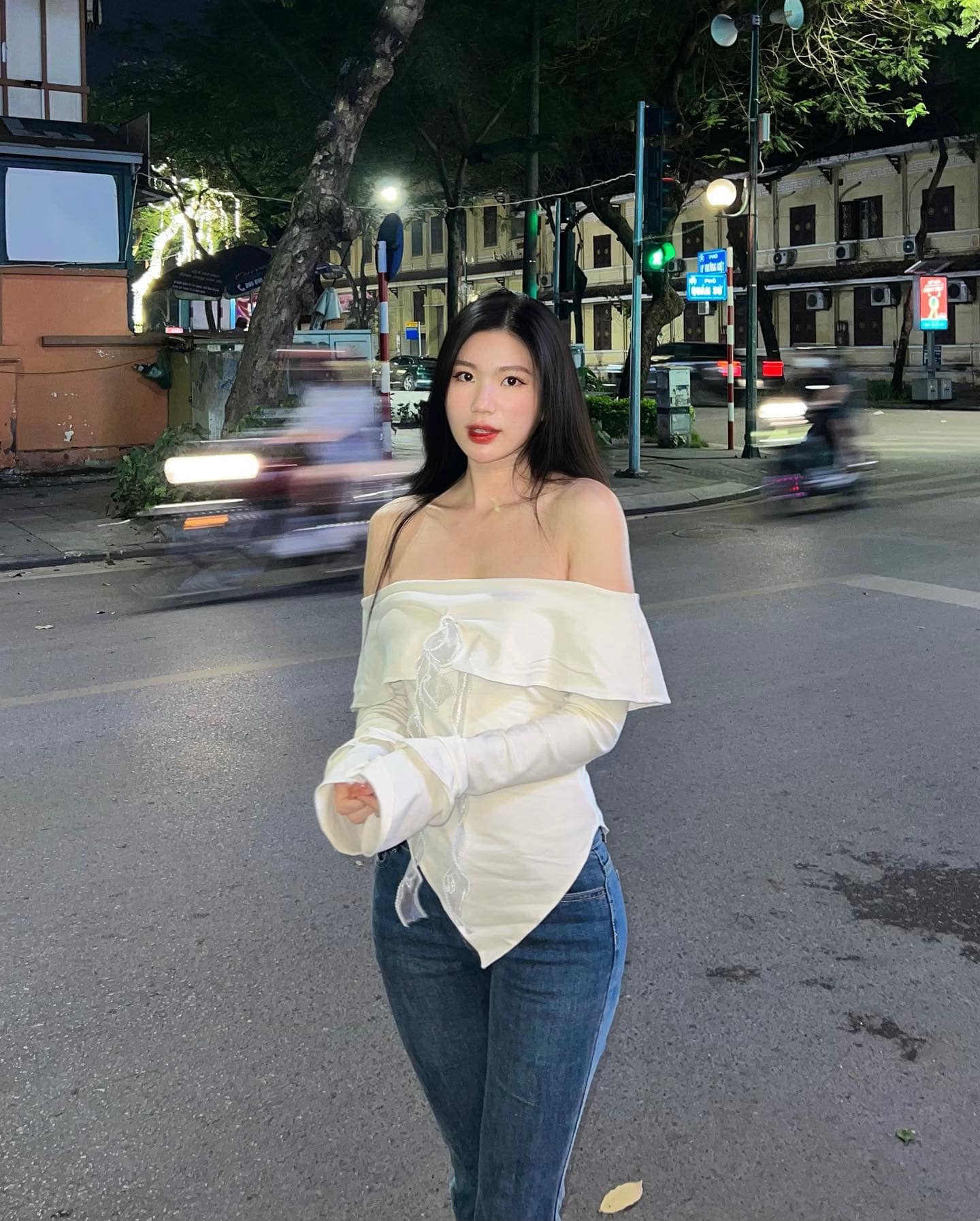 Danh tính cô gái mặc khoe body trên đường phố Hà Nội khiến nhiều người phải ngoái nhìn - 10