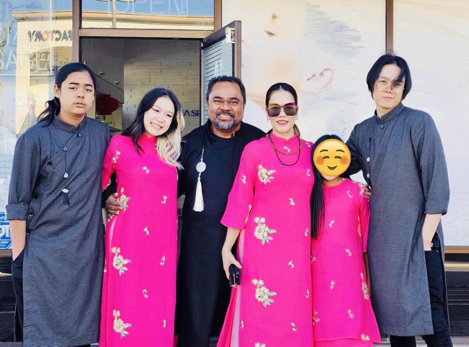 Hiện tại, tổ ấm hạnh phúc của hai vợ chồng cùng nhau chăm sóc 4 thiên thần nhỏ, trong đó con đầu của Thu Phương đã tròn 30 tuổi.