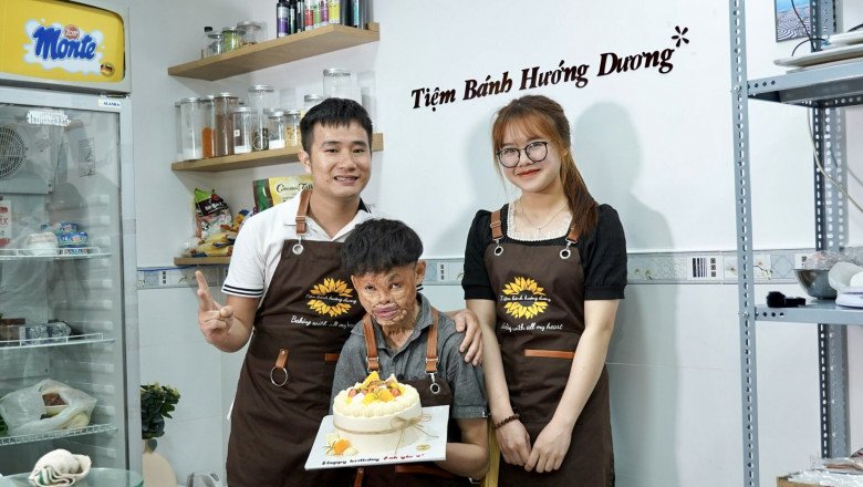 Anh Nam (bên trái khung hình) sẽ đảm đương toàn bộ tiệm bánh vào những lúc anh Hải đi điều trị ở Hà Nội.