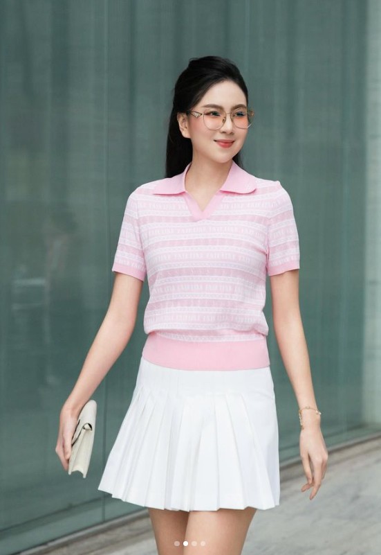 BTV Mai Ngọc diện áo dáng polo cùng chân váy trắng xếp ly trông giống một cô nàng sporty năng động.