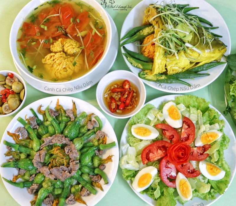 Bò xào bí nụ, canh cá chép nấu dấm, salad trứng.
