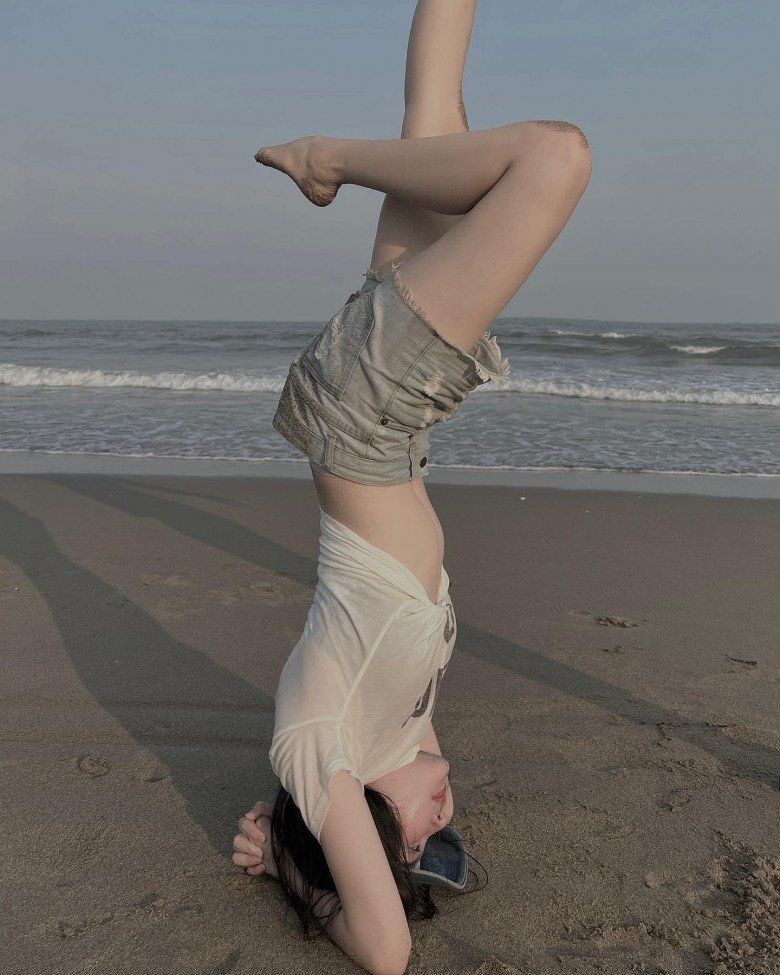Đi biển cũng giữ thói quen tập yoga, bảo sao Trương Diệu Linh có dáng đẹp.