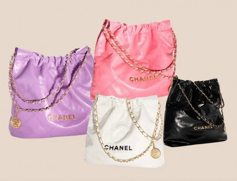 Hiện nay Chanel 22 có nhiều màu sắc như trắng, đen, xanh lam, tím hồng san hô,...tha hồ cho các chị em lựa chọn. 