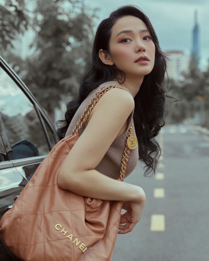 Là một tín đồ thời trang, mẹ bỉm Minh Hằng cũng không thể bỏ qua mẫu túi này từ nhà mốt Chanel, cô nàng lựa chọn thiết kế màu san hô thời thượng. 