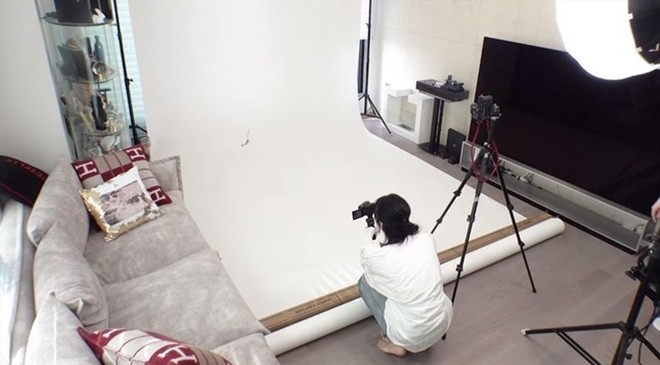Lisa dành riêng một khoảng không gian của phòng khách để làm studio, phục vụ cho sở thích chụp ảnh của mình. 
