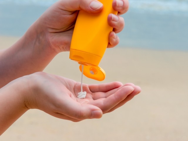 Việc chọn loại kem chống nắng phù hợp cũng là một yếu tố quan trọng. SPF (Sun Protection Factor) là chỉ số cho biết khả năng bảo vệ da khỏi tác động của tia UVB. SPF 30 thường được xem là mức tối thiểu phù hợp cho việc sử dụng hàng ngày, trong khi SPF 50+ nên được ưu tiên lựa chọn cho các hoạt động ngoài trời kéo dài.