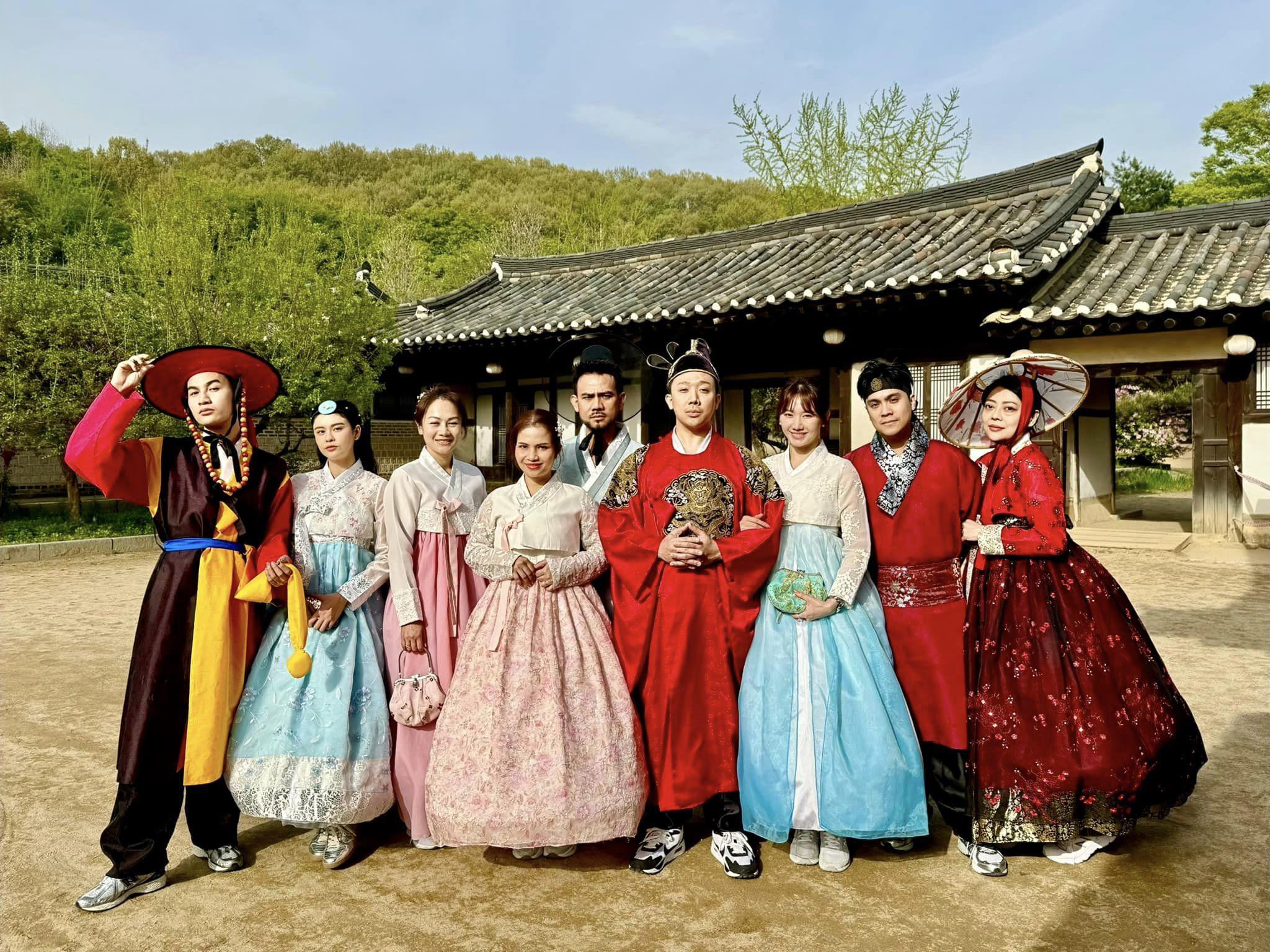 Thái Dũng (thứ hai từ phải qua) tham gia cùng nhóm bạn thân Trấn Thành đi du lịch Hàn Quốc.