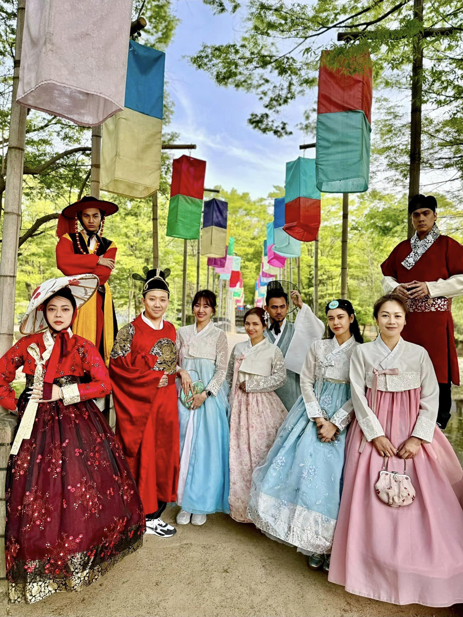 Hari Won đăng ảnh cả nhóm, nhận xét về từng thành viên trong chuyến đi chơi chung.