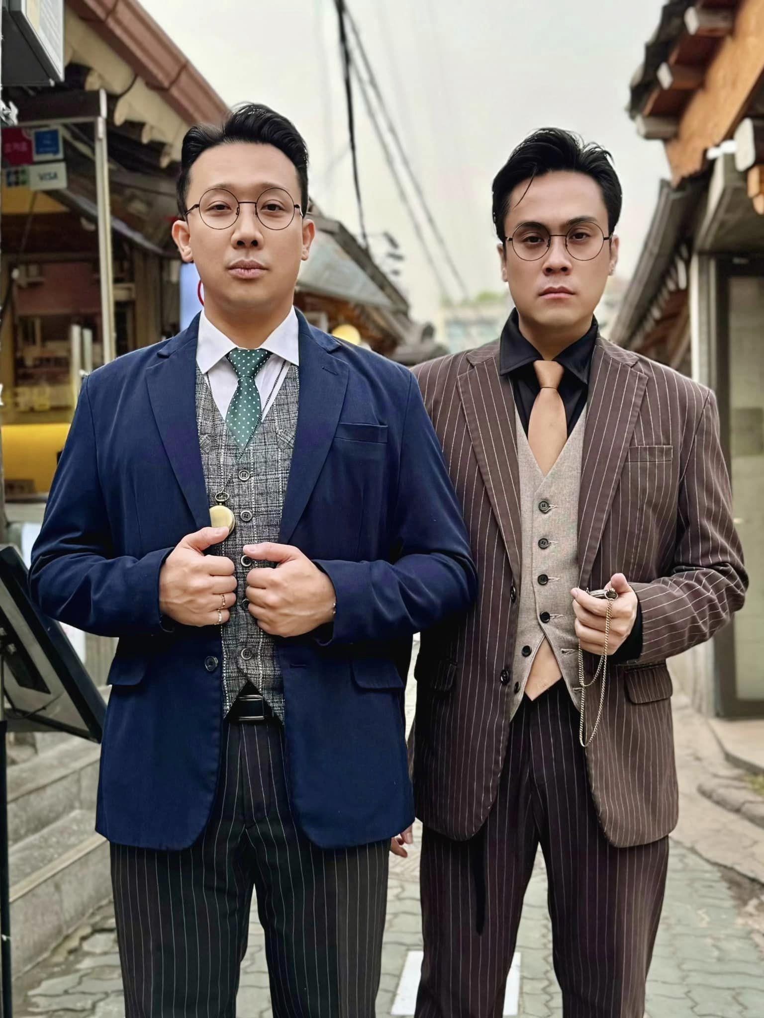 Hai người bạn thân làm MC.