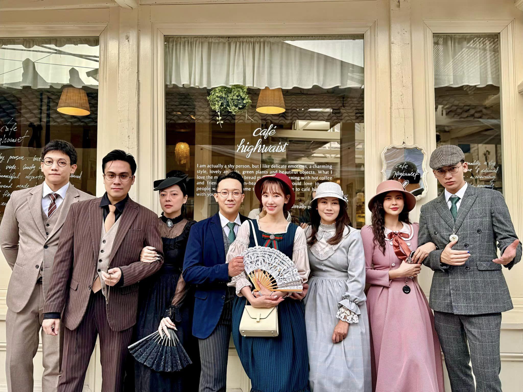 Cả nhóm lên đồ đồng điệu khi đi du lịch chung.