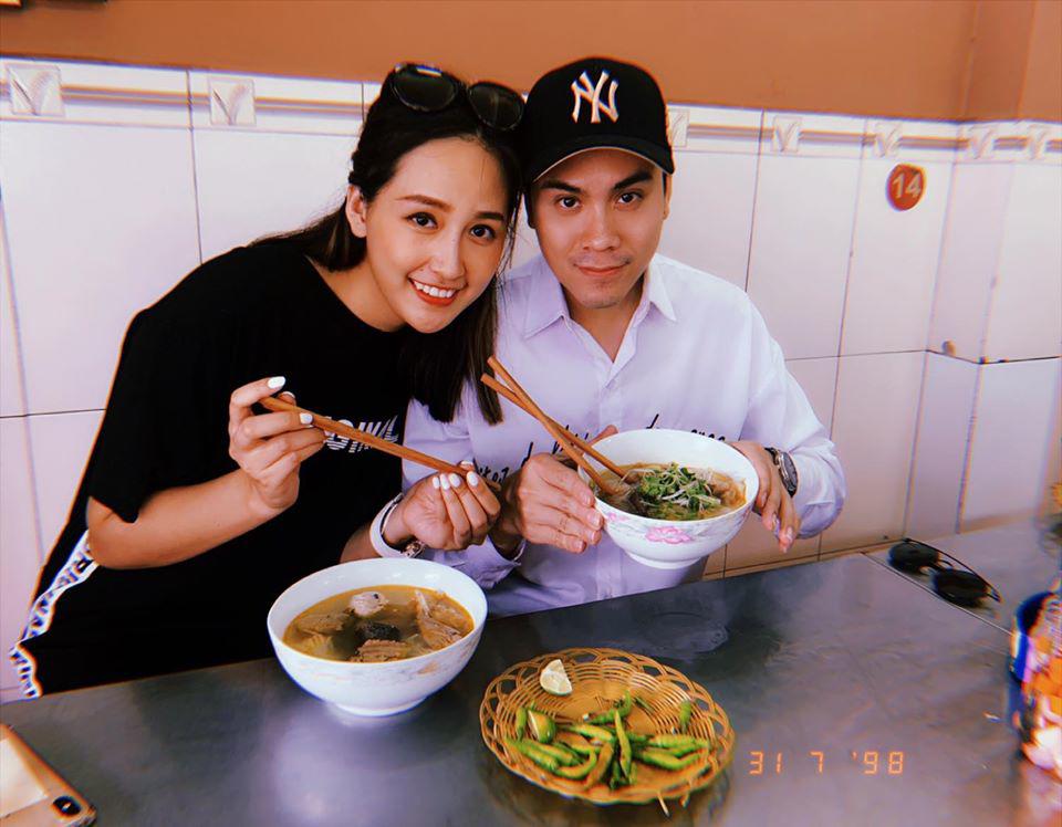 Cả hai hay gọi nhau là vợ - chồng.