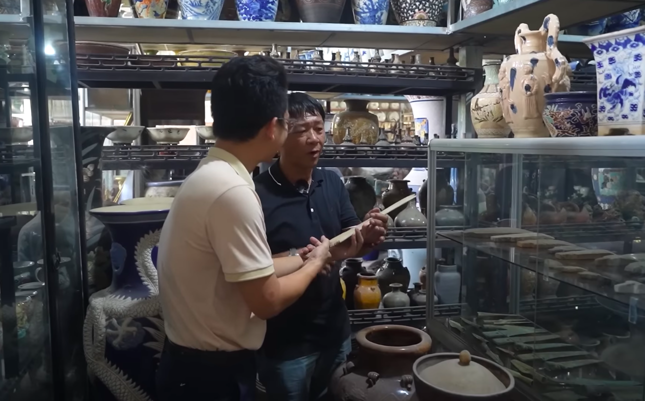 Rất nhiều món đồ cổ có niên đại từ hàng nghìn năm được ông Tường sưu tầm