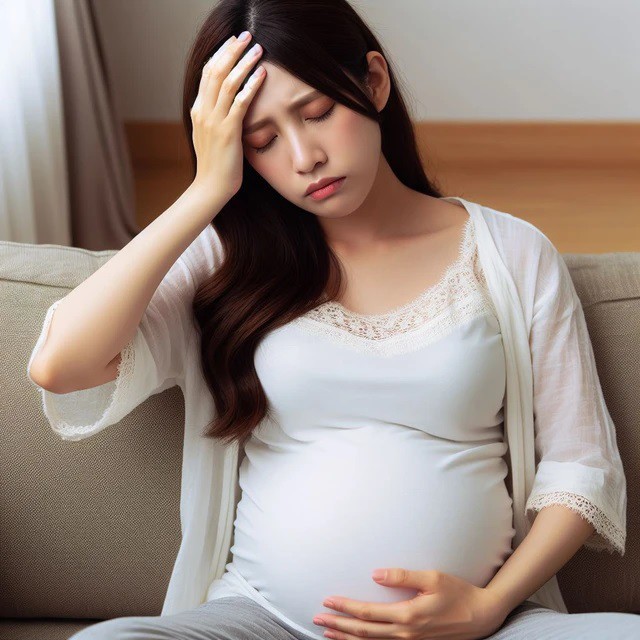 Thời tiết nắng nóng, nhiệt độ cơ thể cao khiến mẹ bầu có thể dẫn đến nhiều nguy cơ sức khỏe.