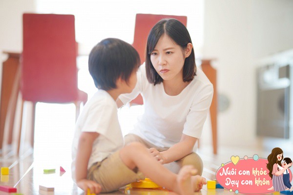 Bố mẹ nên nhìn nhận ưu điểm của con và hướng dẫn con cải thiện điểm chưa tốt.