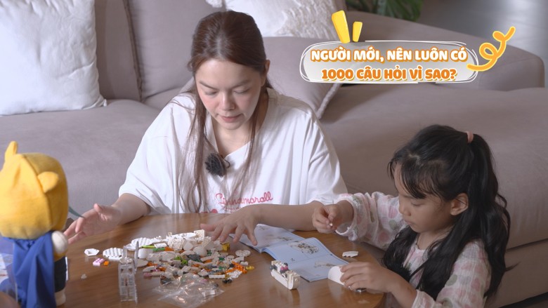 Tuệ An vốn là cô bé có tính cách hướng nội và có sở thích với trò chơi lắp lego, đặc biệt là khi được chơi trò này cùng mẹ. Biết được tâm tư này, Phạm Quỳnh Anh sau đó đã chủ động mua một bộ lego mới để cùng con gái lắp ráp.