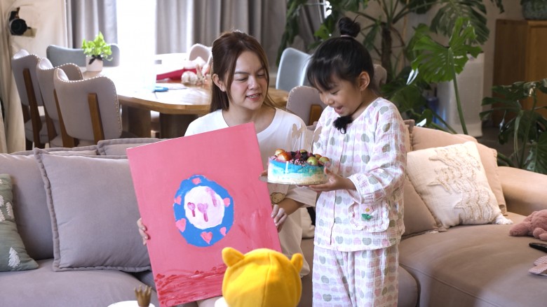 Bên cạnh việc tự tay làm chiếc bánh kem theo bức tranh của Tuệ An sau đó, Phạm Quỳnh Anh và con gái tiếp tục có thêm khoảnh khắc ấm áp khi 2 mẹ con cùng ngồi nhìn ngắm những bức ảnh thời thơ ấu của Tuệ An.