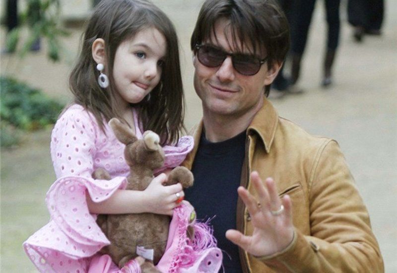 Suri Cruise là con gái của tài tử nổi tiếng Tom Cruise và Katie Holmes. Cô bé chào đời trong sự chúc mừng và chú ý của rất nhiều người. Thế nhưng biến cố ập đến khi năm 2012, bố mẹ Suri ly hôn và cũng kể từ đó, cô nhóc chưa bao giờ được gặp lại bố mình.
