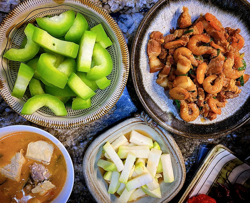 Tham khảo thêm một vài thực đơn của chị Hương dưới đây: Mâm cơm này của chị Hương gồm các món: Thịt kho tôm - Bí luộc - Su hào trộn - Đậu sốt.
