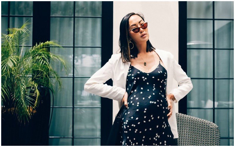 Khi mang bầu, Chriselle Lim không tăng cân nhiều nên cô thoải mái lựa chọn trang phục đầy phong cách. 
