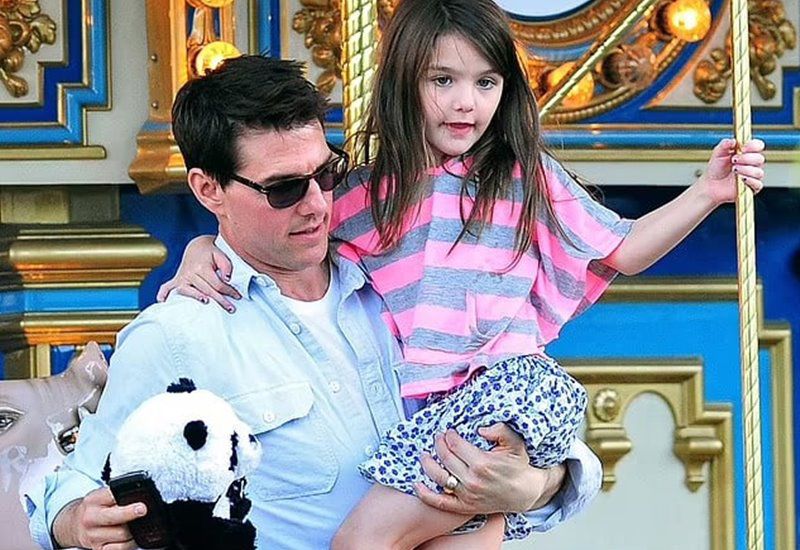 The absence of parents in life is the greatest and most heartbreaking deficiency for children. Little girl Suri Cruise is the name most mentioned in the world press in recent days.
