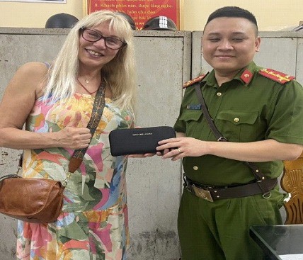 Cơ quan chức năng trao trả lại tài sản cho người đánh rơi.