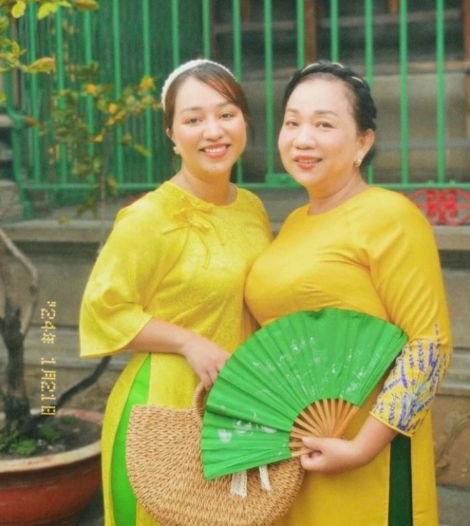 Chị Thu Trang và mẹ ruột. 