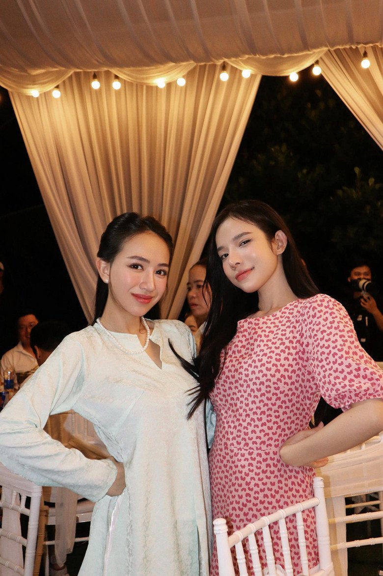 Joyce Phạm chuẩn bị một bộ đồ bà ba chất liệu gấp màu xanh bạc hà để xuất hiện trong tiệc tối nhà Puka ở Lai Vung, Đồng Tháp.