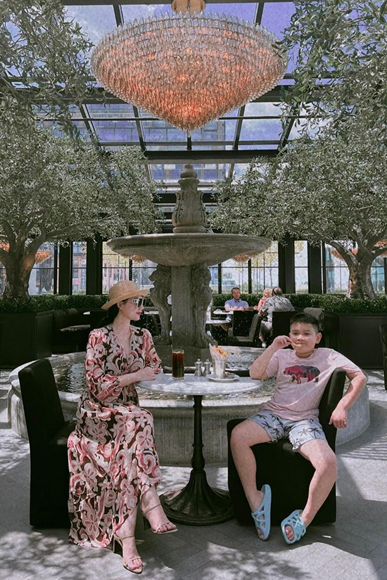 Bà mẹ thường xuyên qua Mỹ thăm con trai.