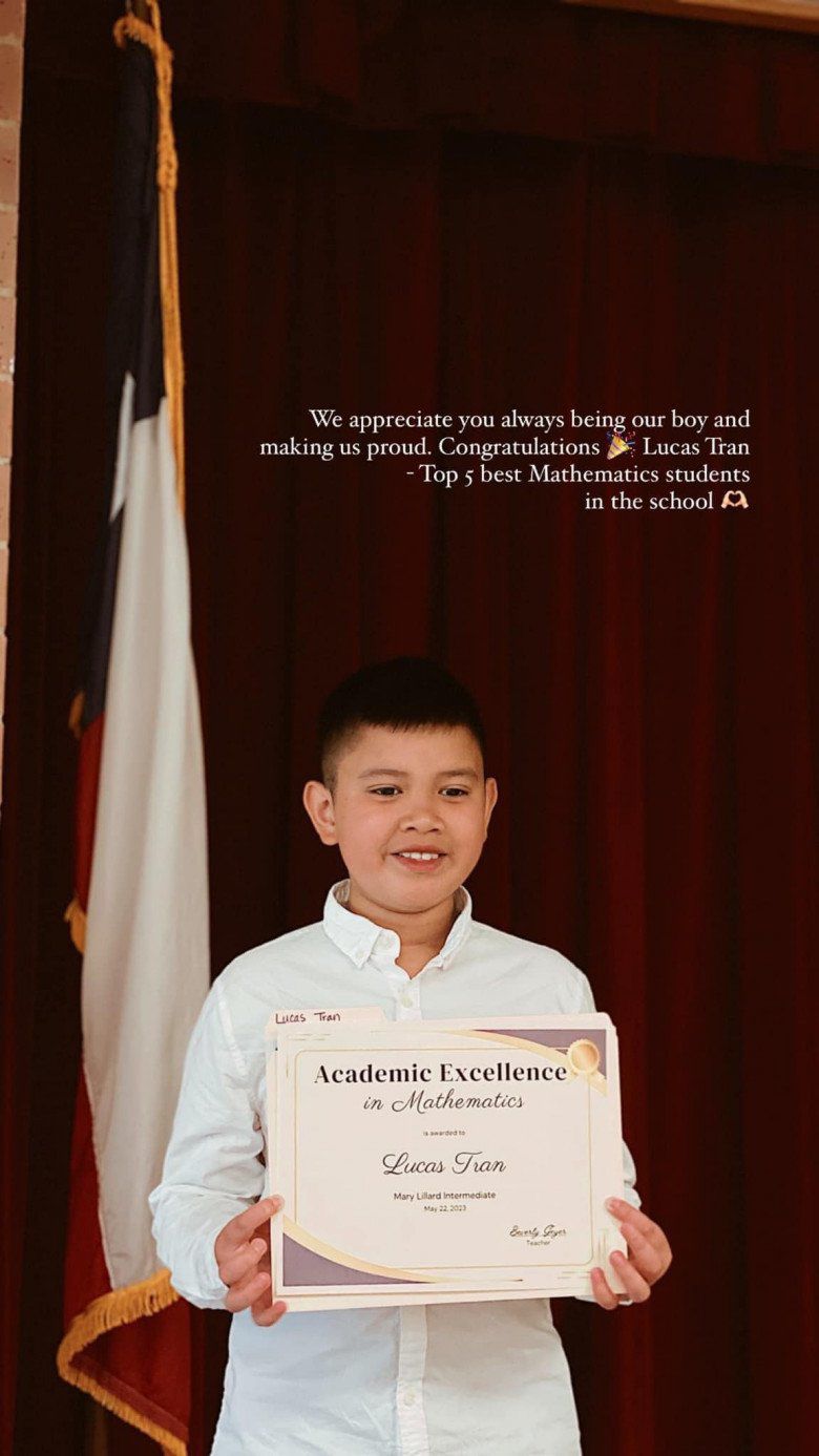 Cô cũng được cập nhật thường xuyên chuyện học hành của bé.