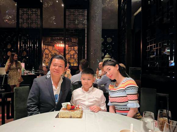 Chồng cũ nhiều lần đưa con trai về Việt Nam thăm mẹ, cả 3 người ngồi ăn vui vẻ như chưa hề có cuộc chia ly.