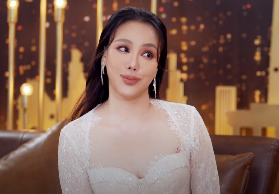 Hồ Quỳnh Hương trong talkshow mới đây.