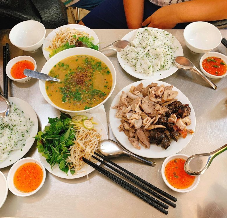 Nếm thử món ăn sáng amp;#34;quốc dânamp;#34; ở Quy Nhơn: 6 địa chỉ cực uy tín lúc nào cũng đông nghịt khách - 2