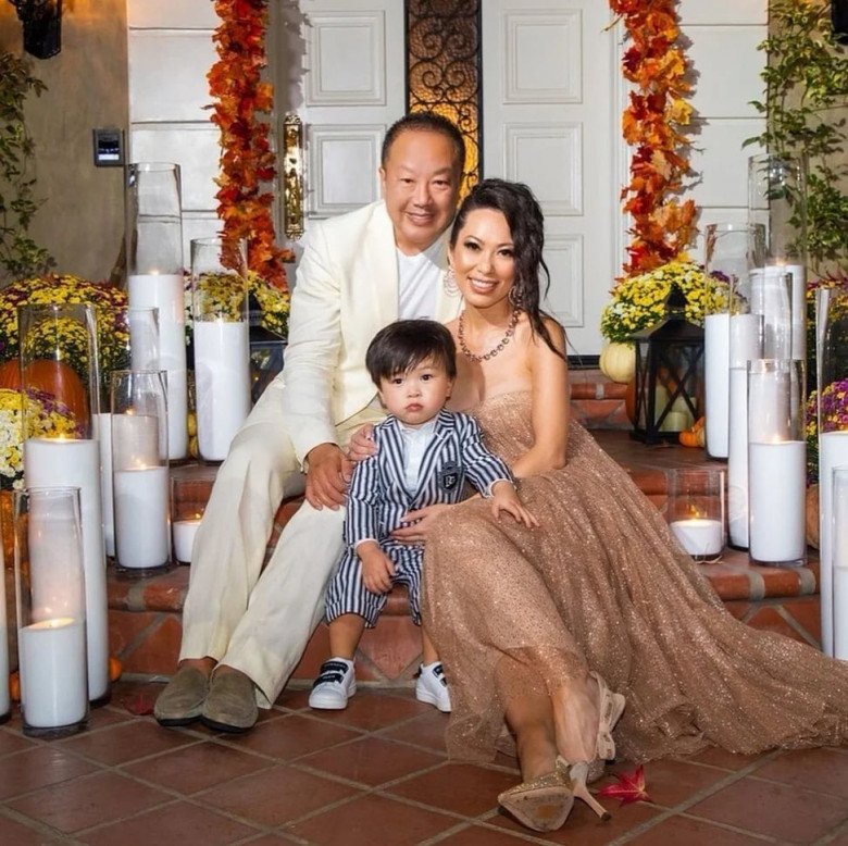 Christine Chiu cạnh con trai và chồng Gabriel Chiu - một bác sĩ được biết đến là hậu duệ thứ 24 của hoàng tộc nhà Tống. Cả hai hiện cùng kinh doanh trung tâm thẩm mỹ xa xỉ tại Hollywood.