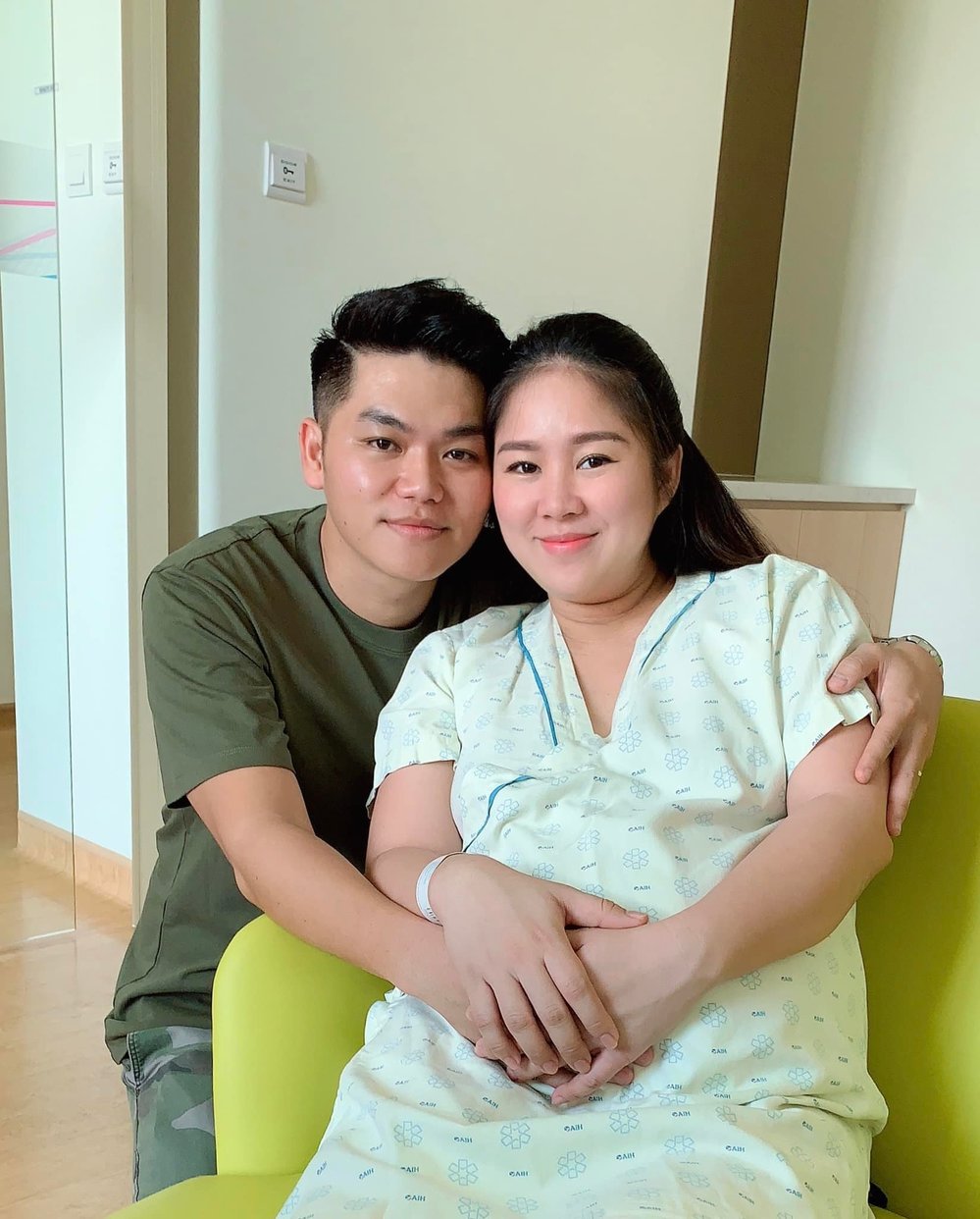 Lê Phương luôn có chồng ở bên cạnh chăm sóc trong thời gian mang thai.