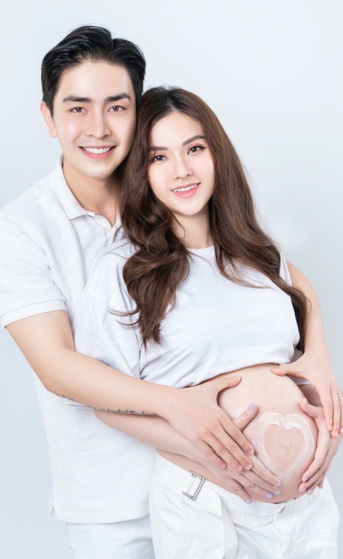 Thu Thủy cùng chồng chụp hình trong thời gian mang thai.