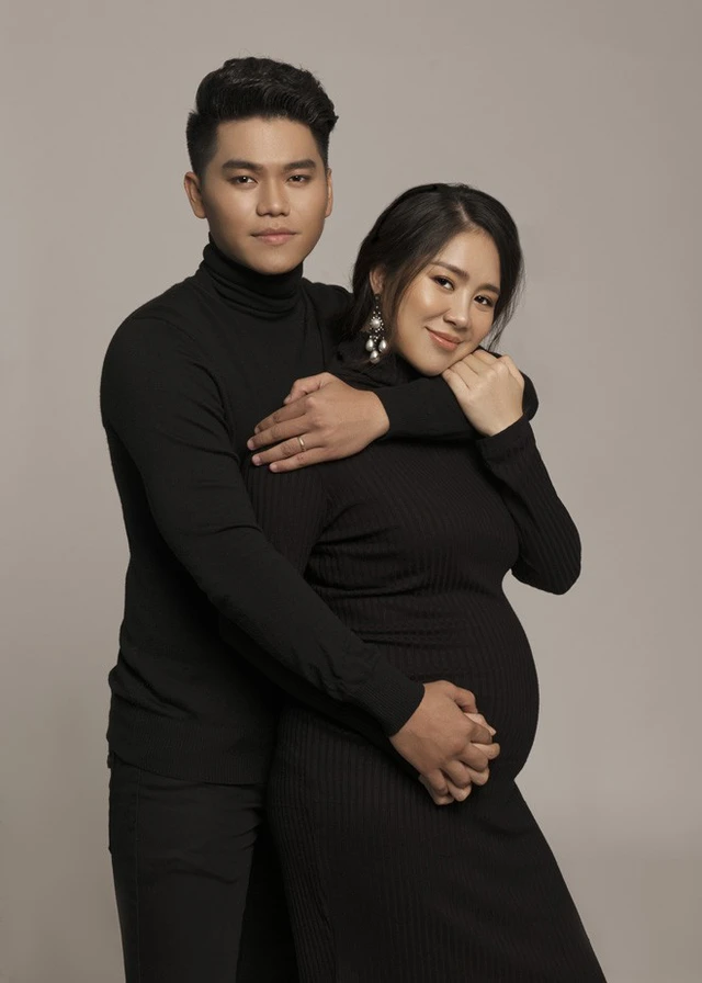 Lê Phương cùng chồng chụp hình lưu giữ kỉ niệm trong thời gian mang bầu.