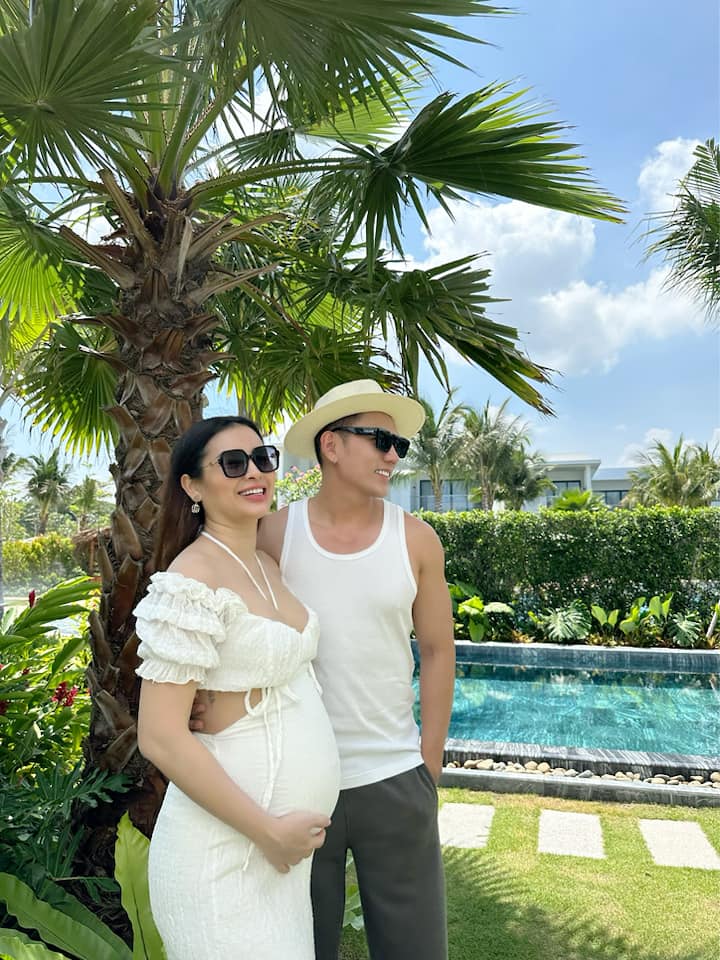 Dù mang bầu nhưng Phương Trinh Jolie thuờng xuyên đi nghỉ dưỡng cùng chồng.