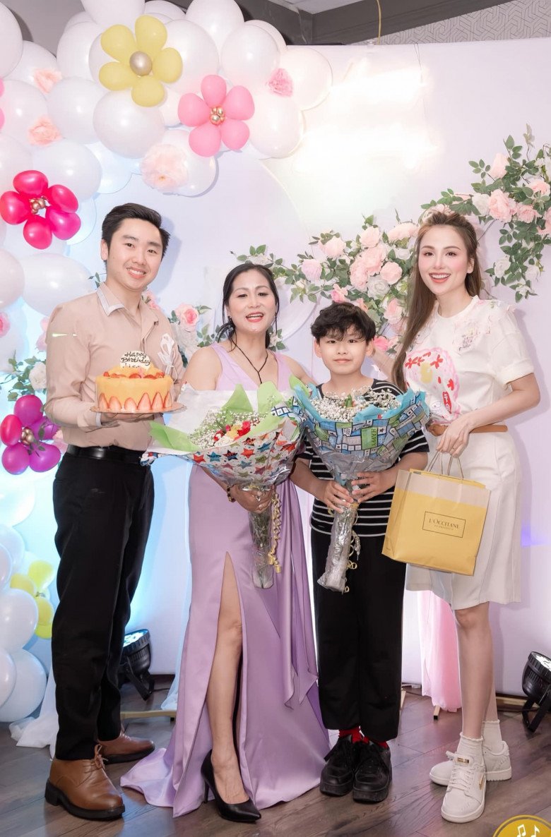 Sao Việt 24h: Phương Oanh vác bụng bầu đôi size amp;#34;khủngamp;#34; đi gặp amp;#34;2 mẹamp;#34;, body nóng bỏng của 2 bà thành tâm điểm - 6