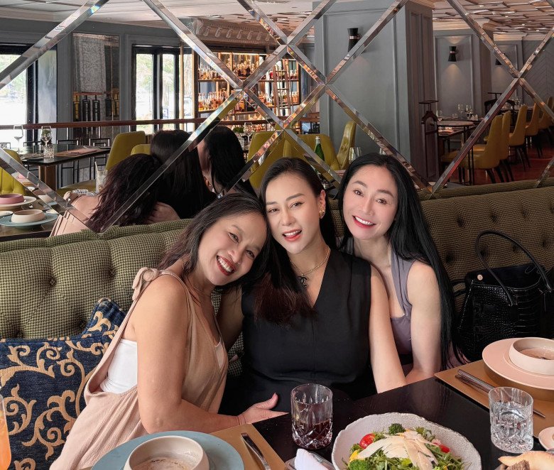 Sao Việt 24h: Phương Oanh vác bụng bầu đôi size amp;#34;khủngamp;#34; đi gặp amp;#34;2 mẹamp;#34;, body nóng bỏng của 2 bà thành tâm điểm - 1