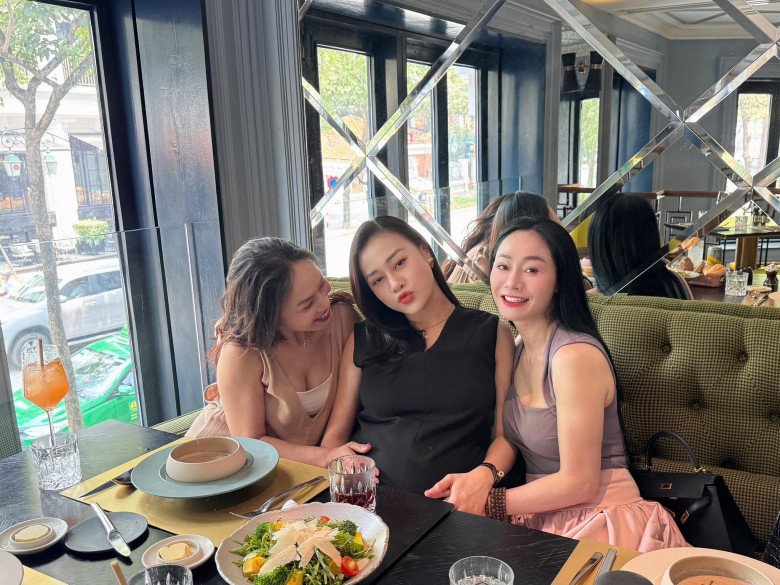 Phương Oanh được khen ngợi hết lời khi gần cuối thai kỳ vẫn luôn tươi tắn, rạng rỡ và xinh đẹp.