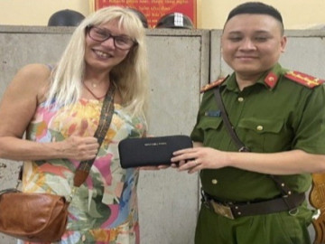 Nữ du khách ngoại quốc đánh rơi ví và cái kết ấm lòng ở Hà Nội