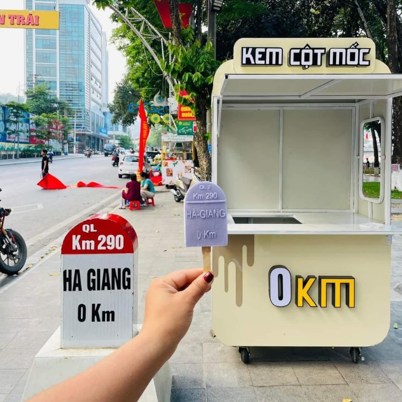 Ngoài kem, quán còn thiết kế một quầy xe riêng cho du khách check-in “sống ảo”. (Ảnh: Dương Trang)
