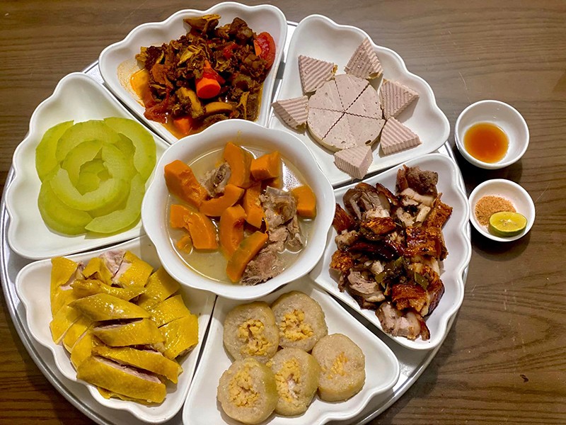 Gà ủ muối, thịt quay, bò kho, bánh chưng, bí đao luộc, giò lụa.
